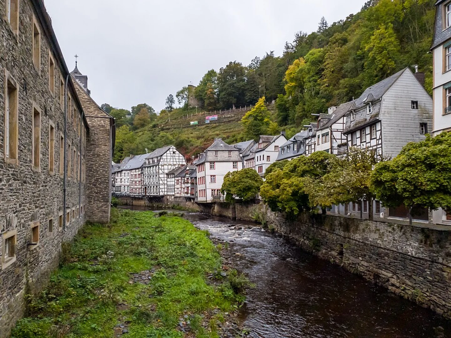 An image depicting the trail Holz Muehlenrad via Unterwegs in Monschau and its surrounding area.