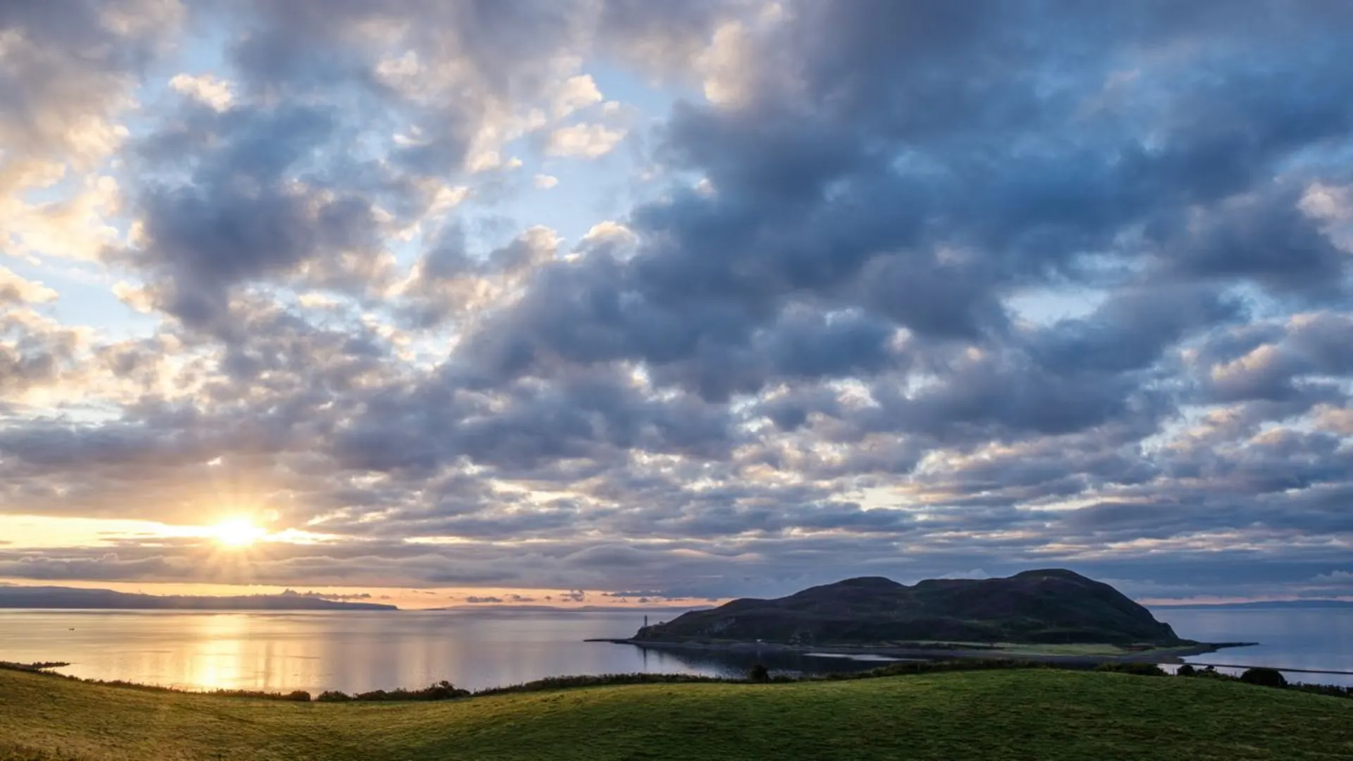 An image depicting the trail Kintyre Way and its surrounding area.