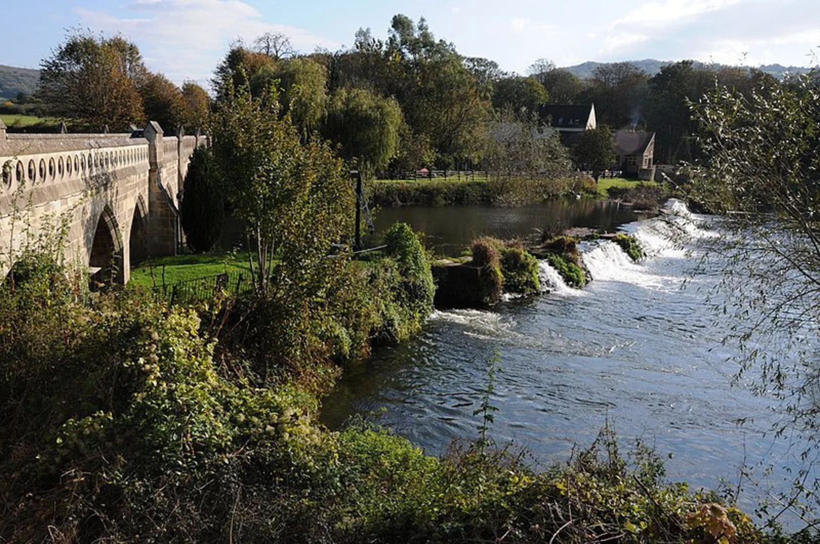 An image depicting the trail Little Solsbury Hill Loop via River Avon and its surrounding area.