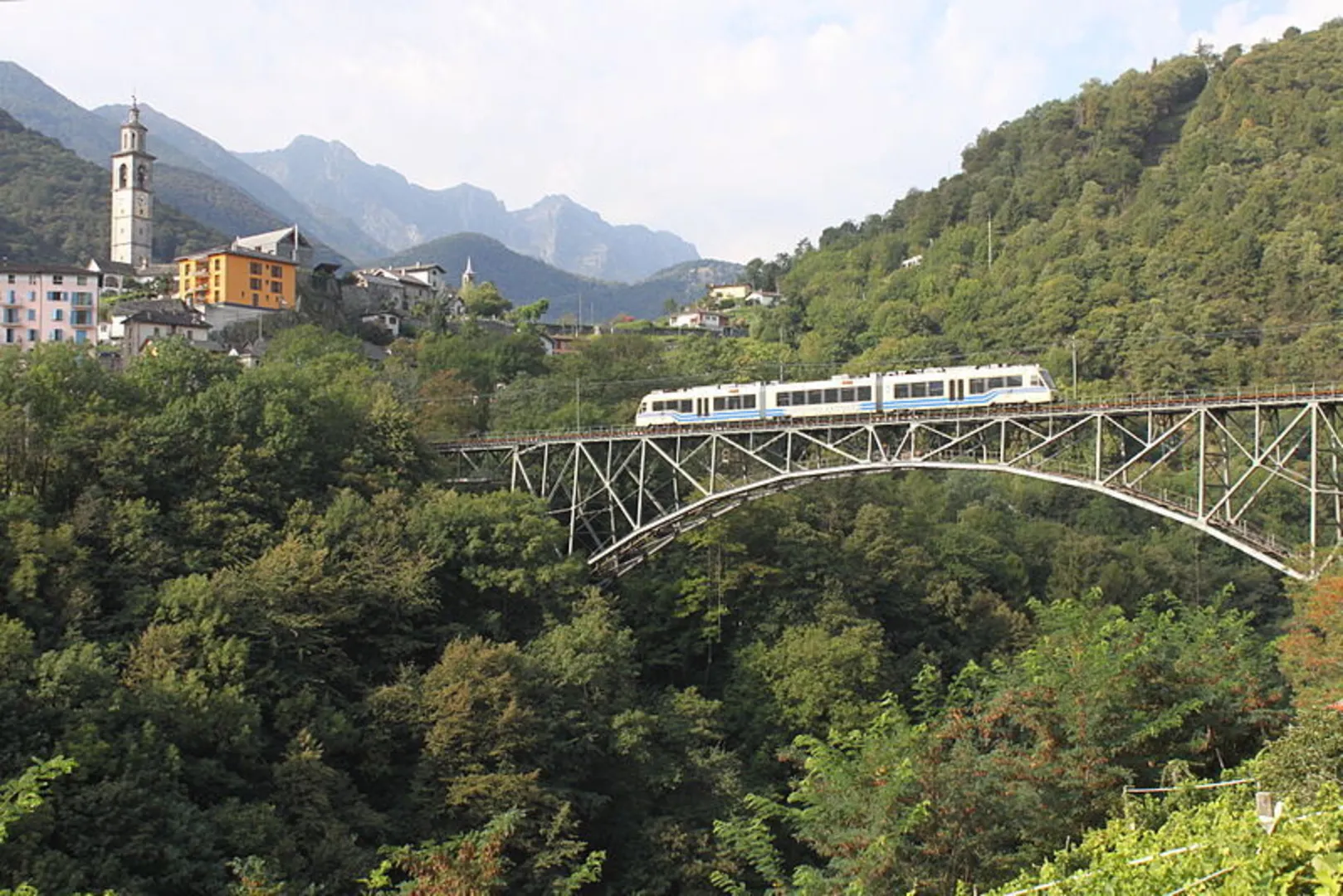 An image depicting the trail From Intragna to Loco and its surrounding area.