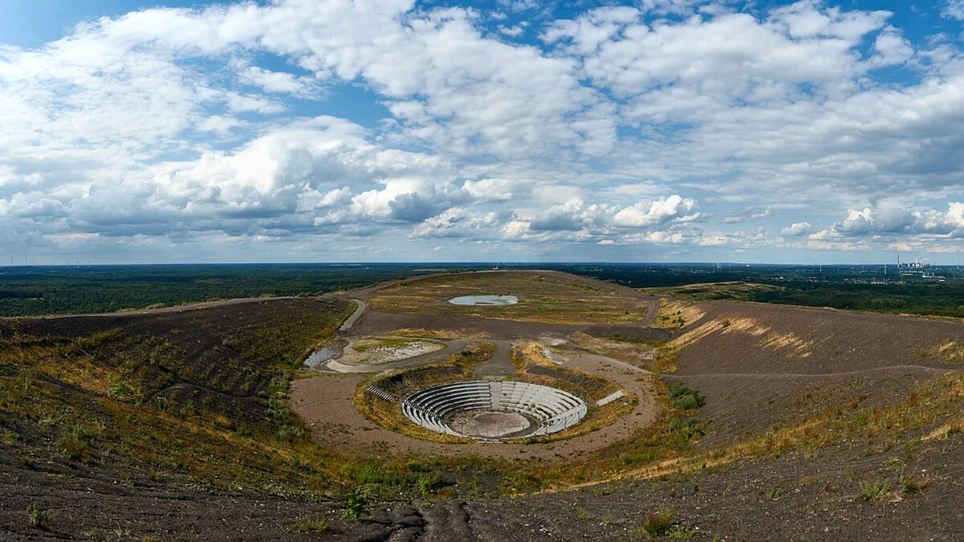 An image depicting the trail Halde Haniel and its surrounding area.