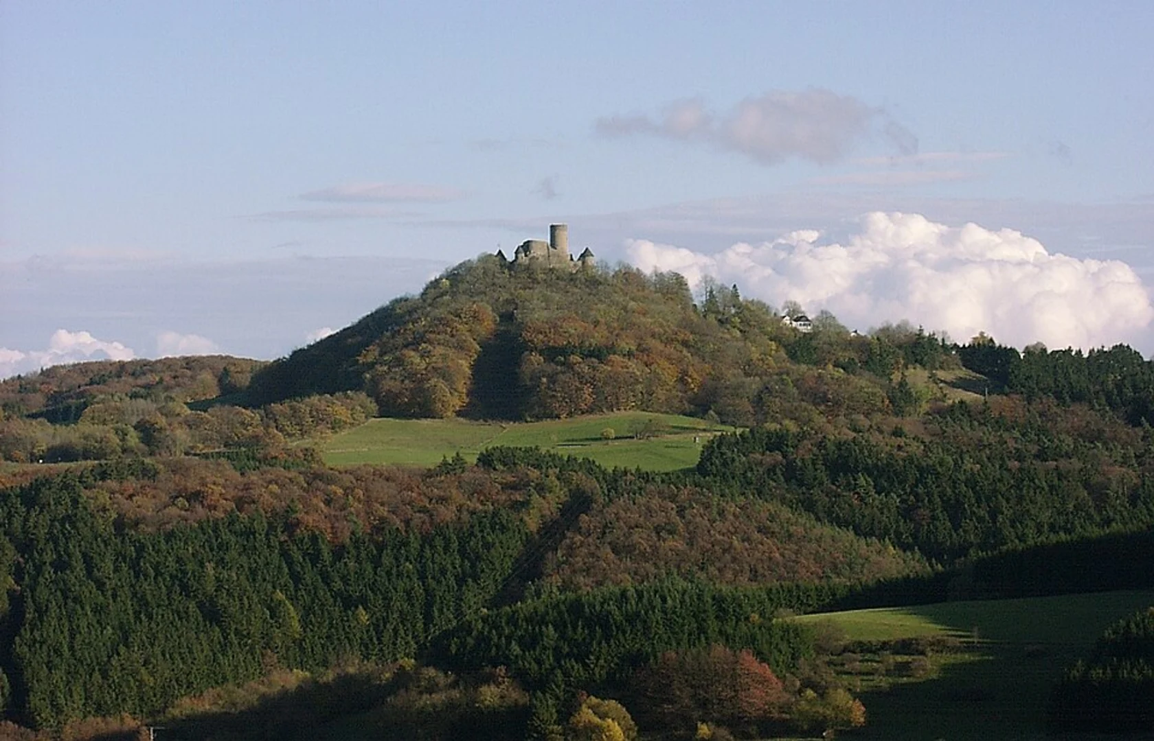 An image depicting the trail Adenau to Nürburg Walk via Auf den Spuren alter Mühlen and its surrounding area.