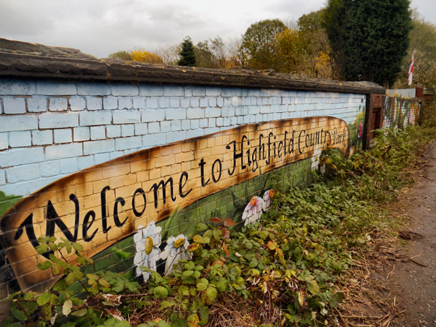 An image depicting the trail Highfield Country Park Walk and its surrounding area.