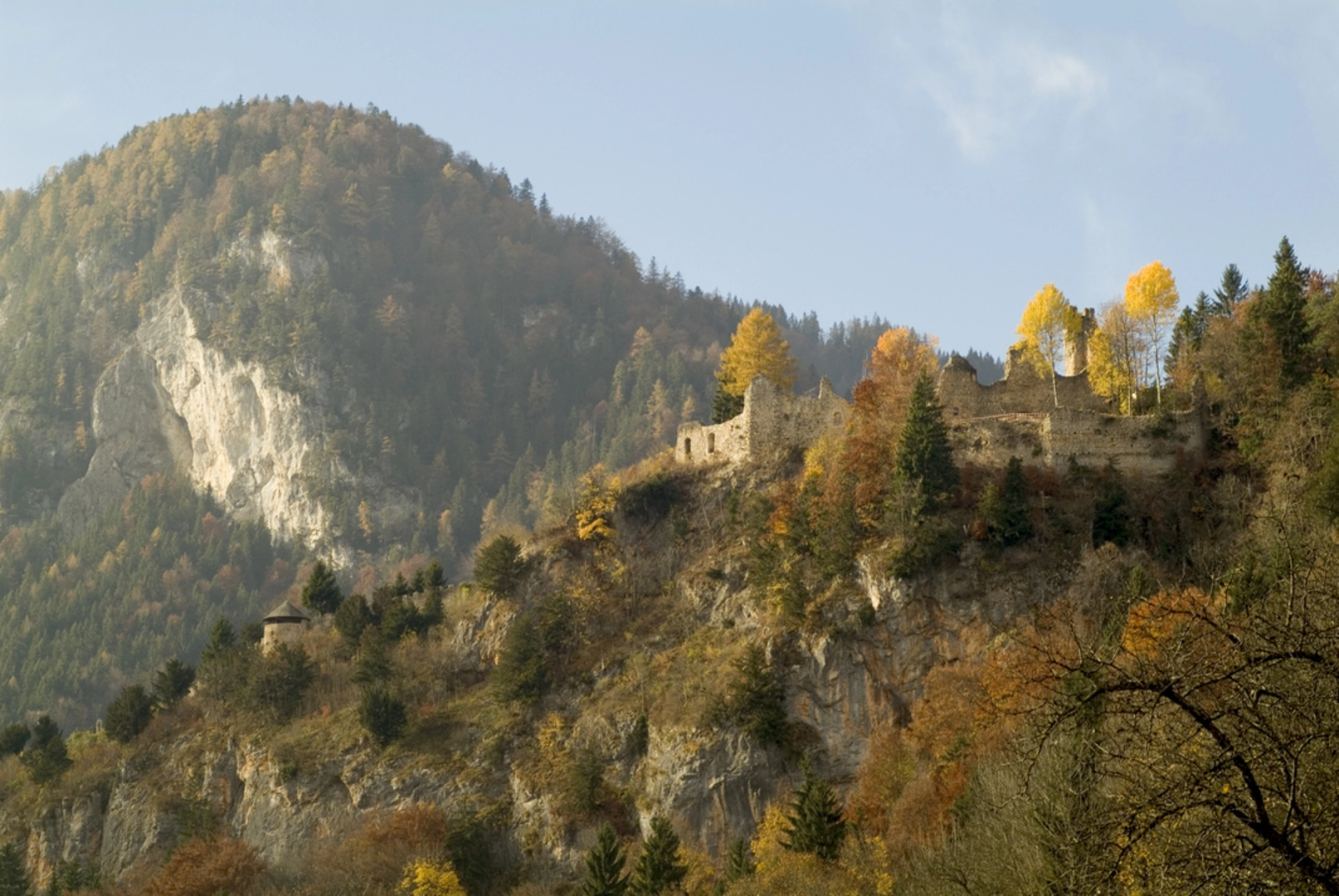 An image depicting the trail Spechtensee via Wörschachklamm and its surrounding area.