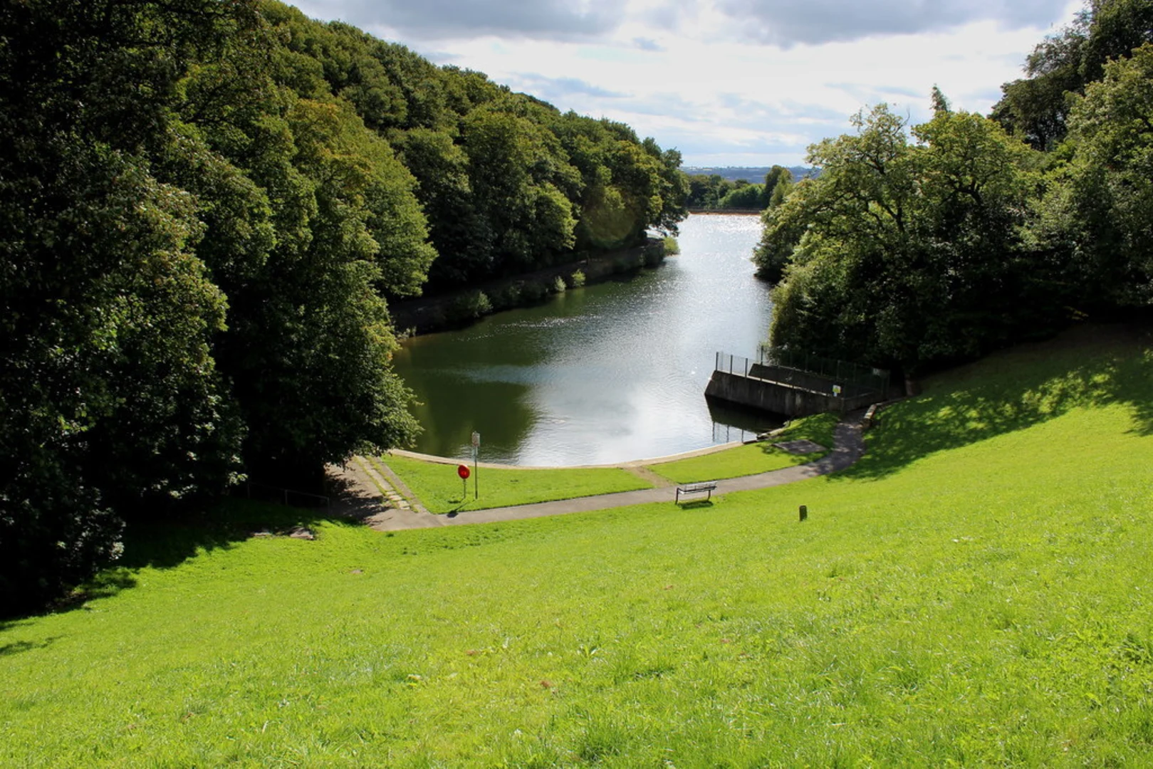 An image depicting the trail Chellow Dene Reservoir and its surrounding area.