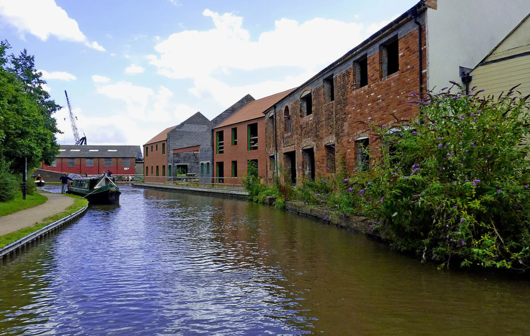 An image depicting the trail Birmingham and Fazeley Canal Walk and its surrounding area.