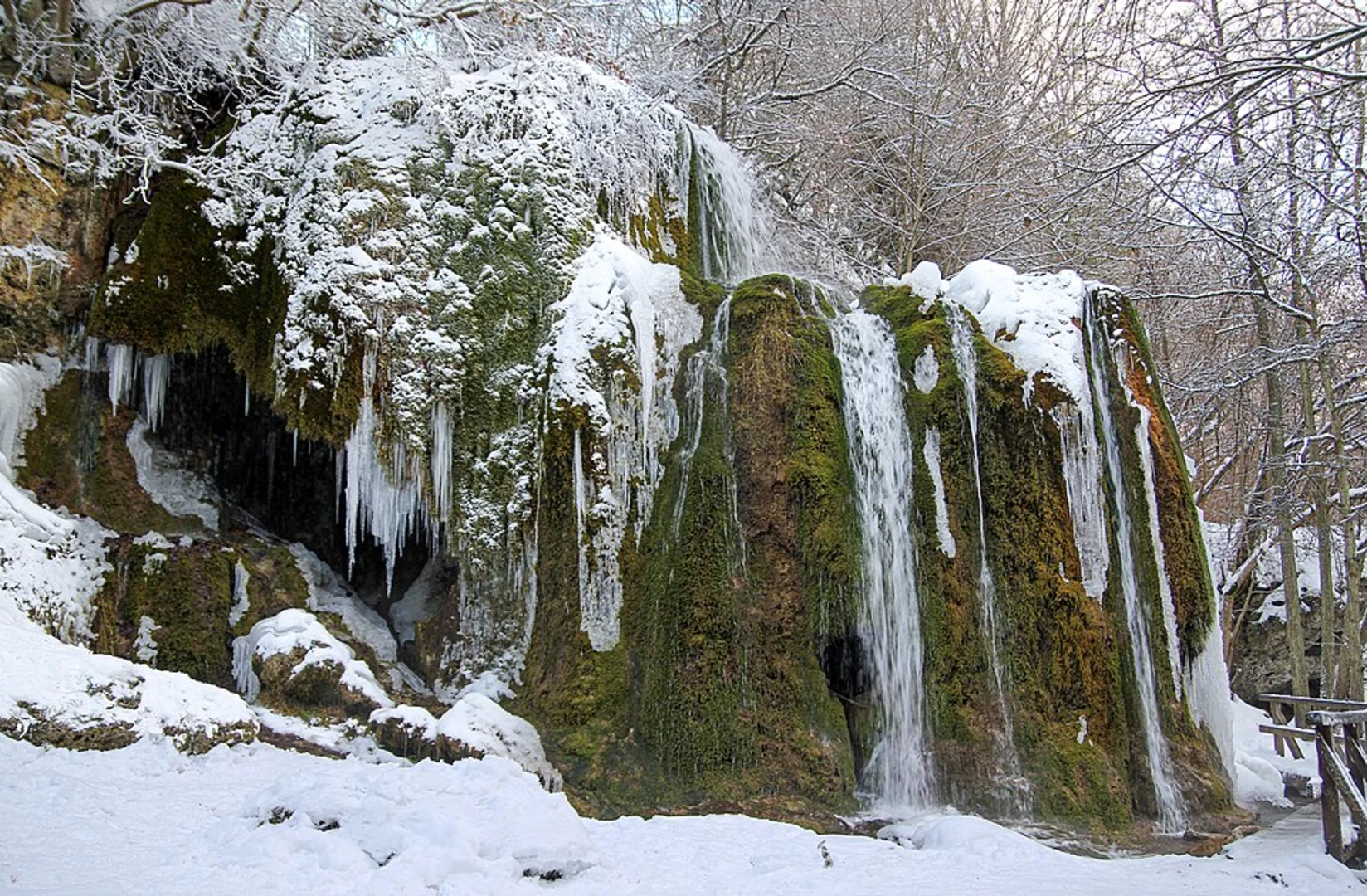 An image depicting the trail Wasserfall Dreimühlen and Ahbach Loop and its surrounding area.