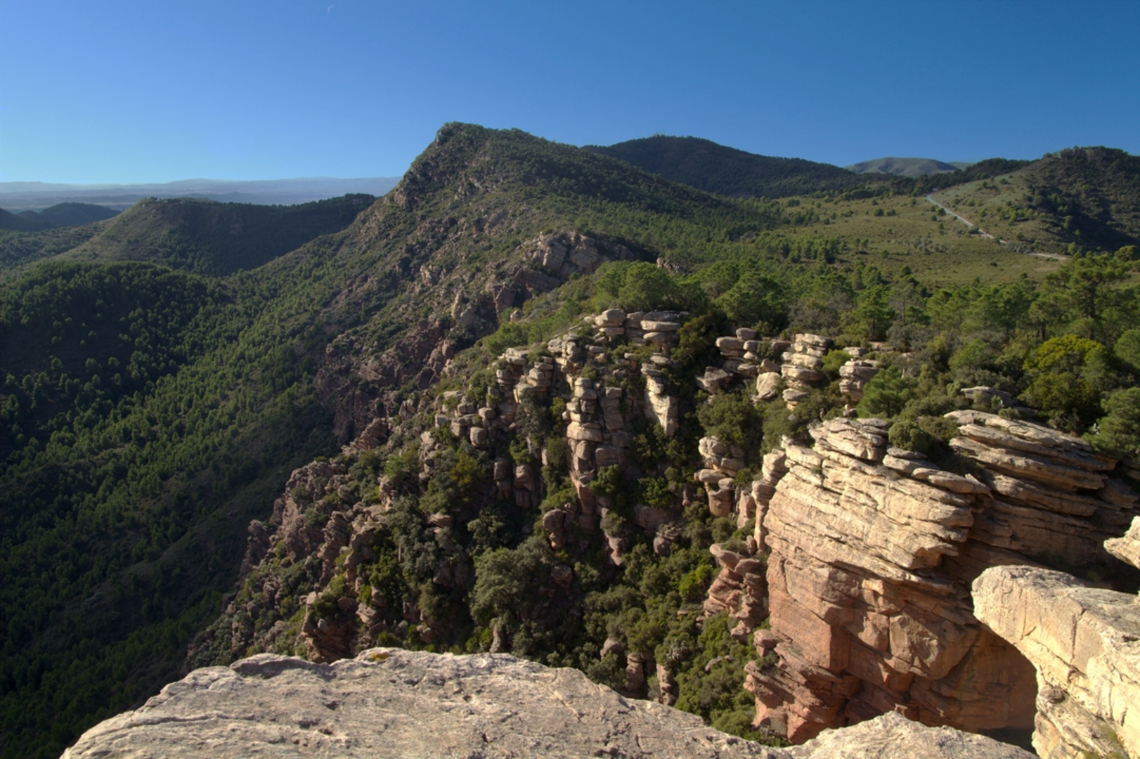 An image depicting the trail Estivella - Penya Roja PR CV 369 and its surrounding area.