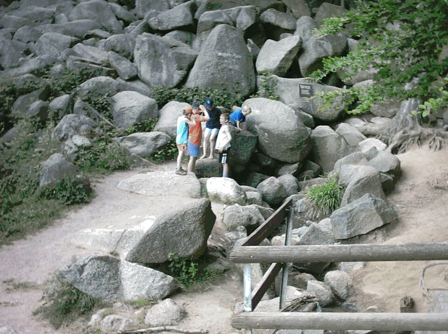 An image depicting the trail Neckar and Falknerei Tinnunculus via Valerieweg and Neckarsteig and its surrounding area.
