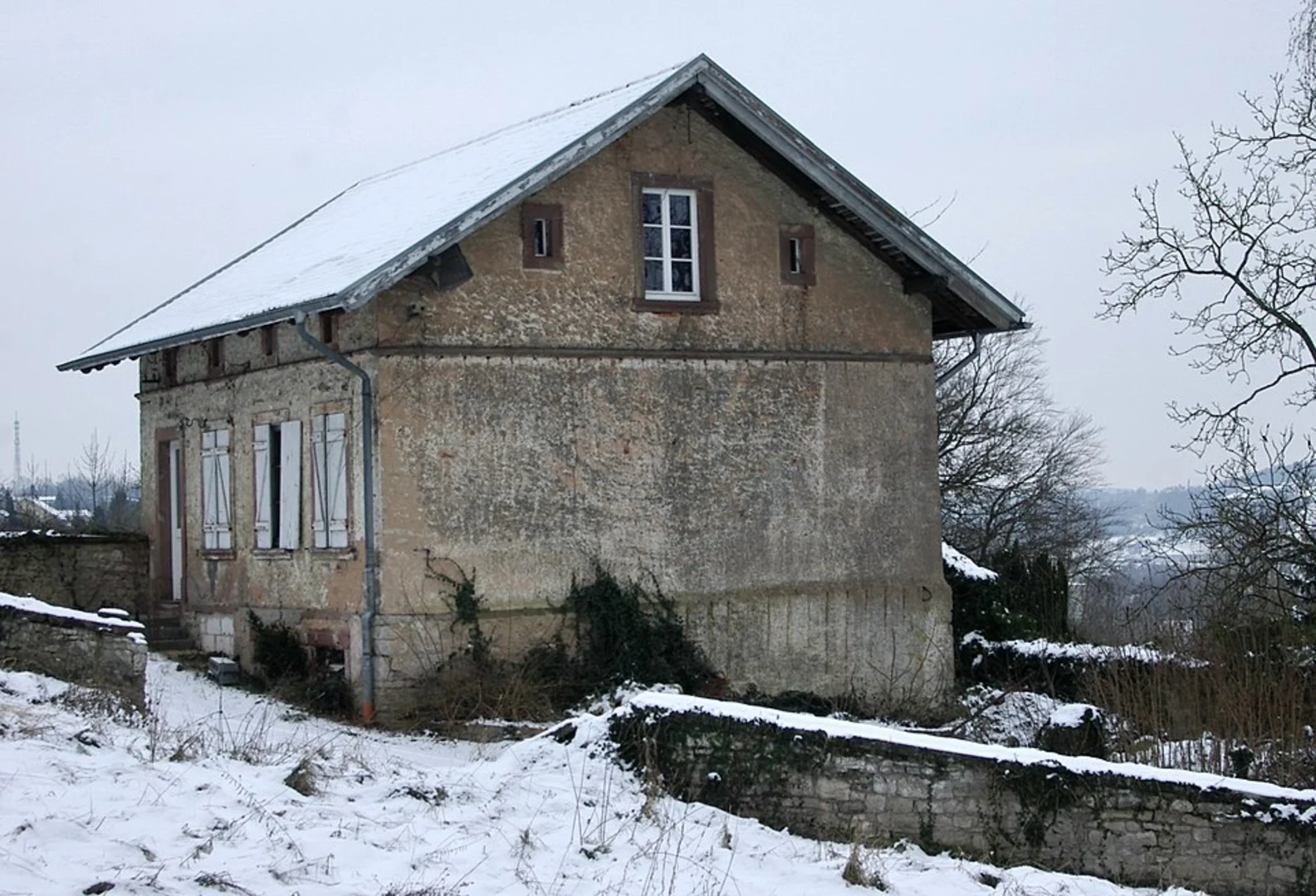 An image depicting the trail Mühlenwaldweiher and Gemeindewald Auersmacher - Bliesbogen Loop - Sitterswald and its surrounding area.