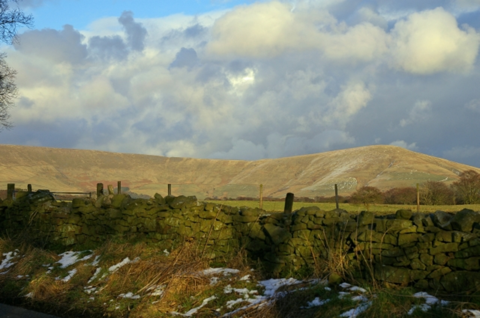 An image depicting the trail Parlick and Paddy's Pole Loop and its surrounding area.