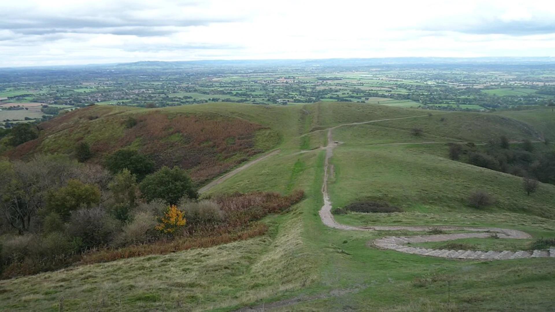 An image depicting the trail Table Hill Walk from Hollybush and its surrounding area.