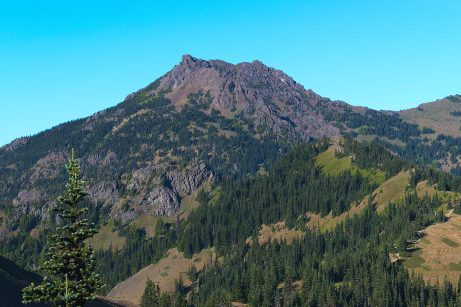 An image depicting the trail Lake Angeles via Klahhane Ridge Trail and its surrounding area.