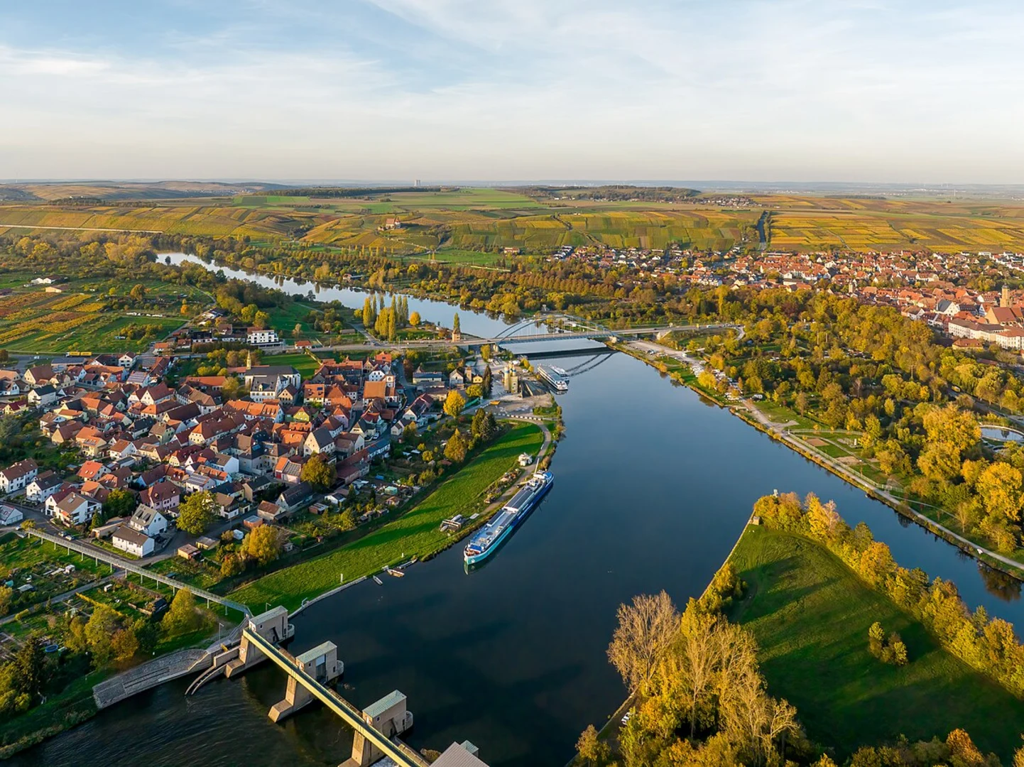 An image depicting the trail Main River via Astheimer Quittenlehrpfad Mainweg Teil and its surrounding area.