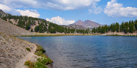 An image depicting the trail Moraine Lake and Devils Lake and its surrounding area.