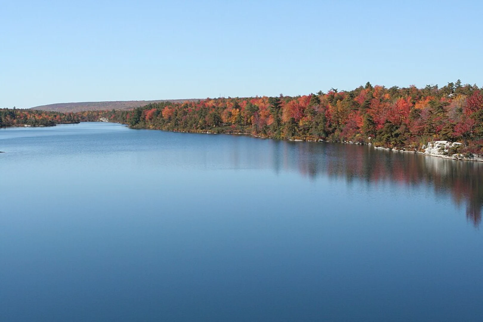 An image depicting the trail Lake Minnewaska to Lake Awosting and its surrounding area.
