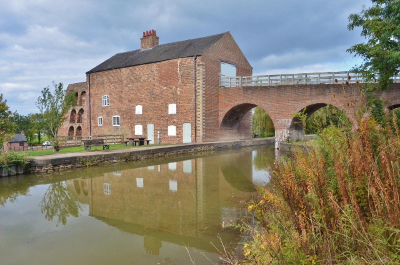 An image depicting the trail Conkers National Forest Loop and its surrounding area.