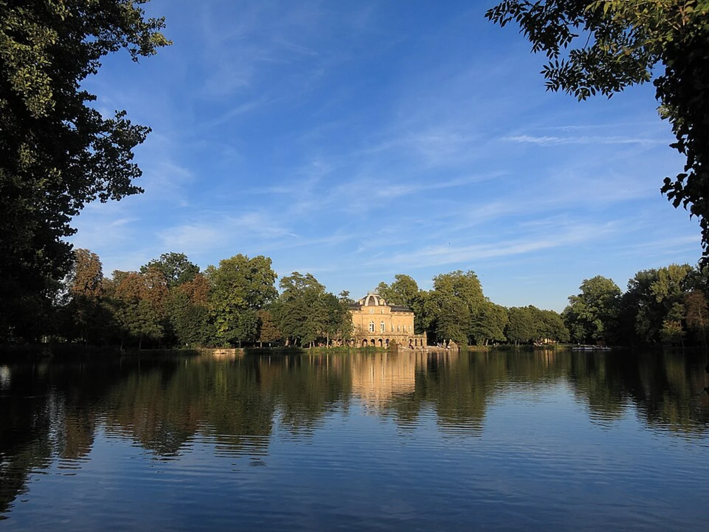 An image depicting the trail Seeschloss Monrepos and Monrepos See Loop and its surrounding area.