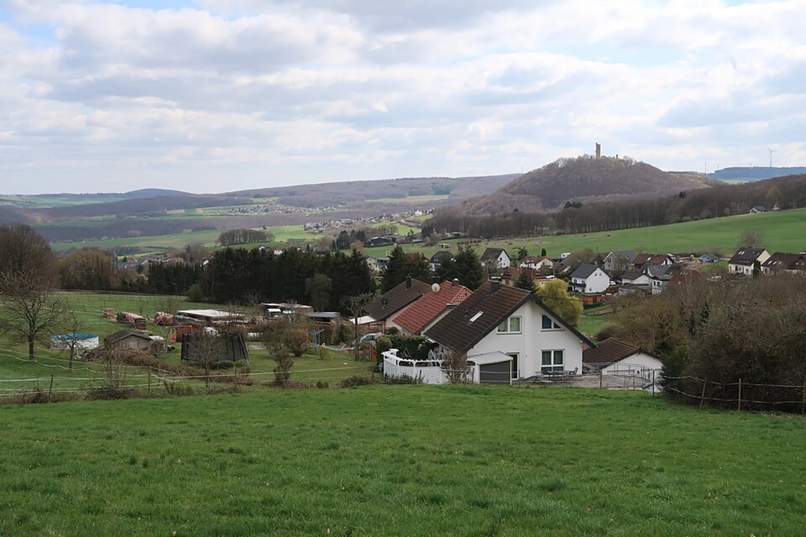An image depicting the trail Eifel Blick Jaegerhaus via Ochsenkopf Weg and its surrounding area.