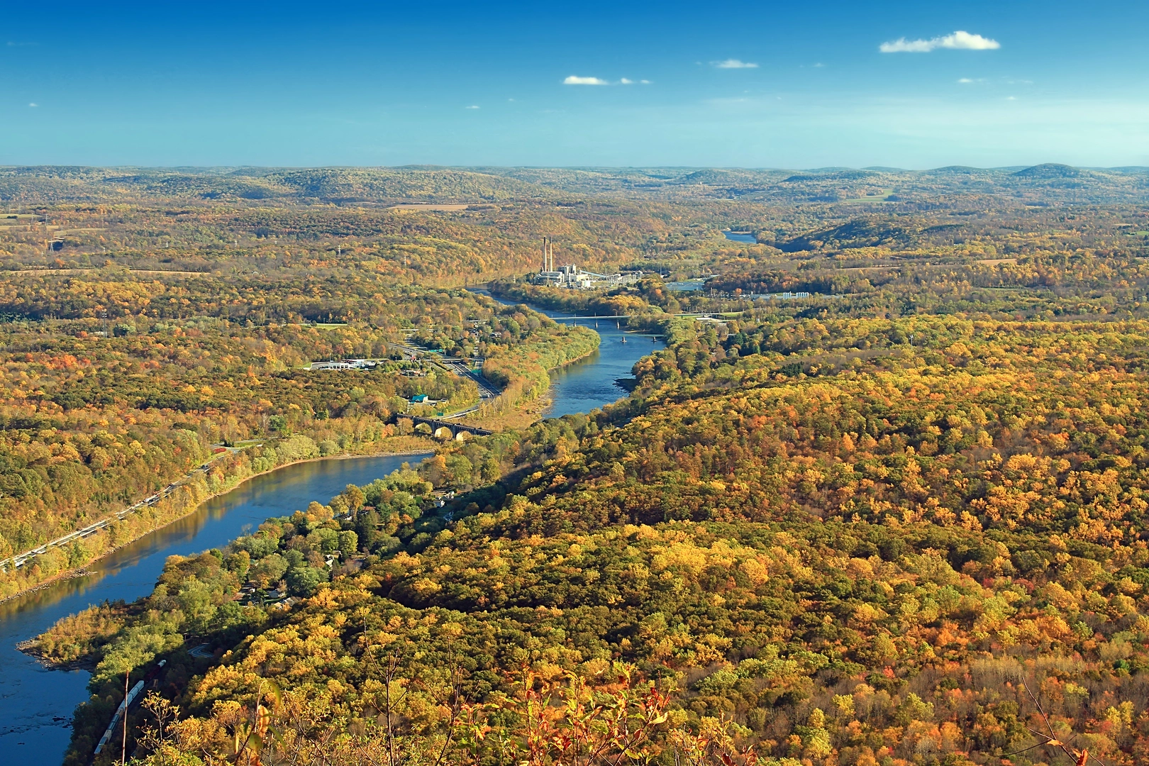 An image depicting the trail Mount Minsi to Totts Gap Trail via Lenape Lake and its surrounding area.