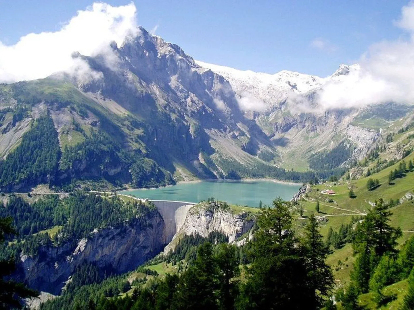 An image depicting the trail Lac de Tseuzier to Etang-Long Arbaz Trail and its surrounding area.