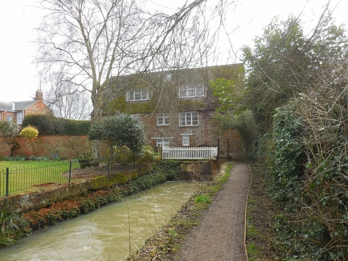 An image depicting the trail Adderbury Circular Walk and its surrounding area.