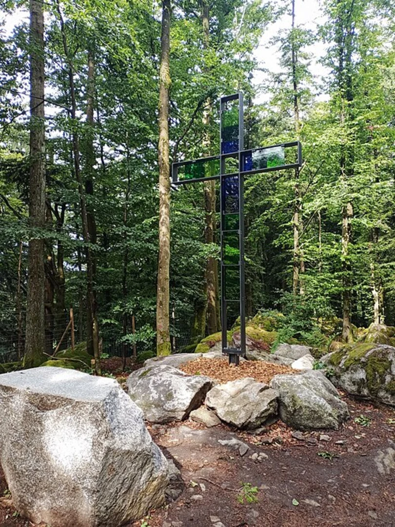 An image depicting the trail Harsdorfer Steig and Geyersberg Runde and its surrounding area.