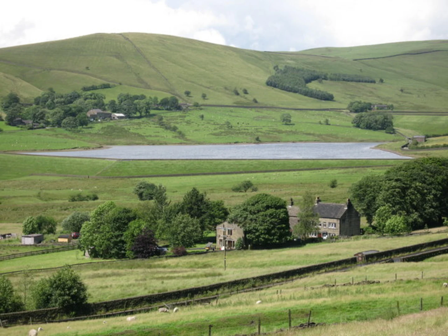 An image depicting the trail Upper Castleshaw Reservoir and Castleshaw Reservoir and Crompton Circuit and its surrounding area.