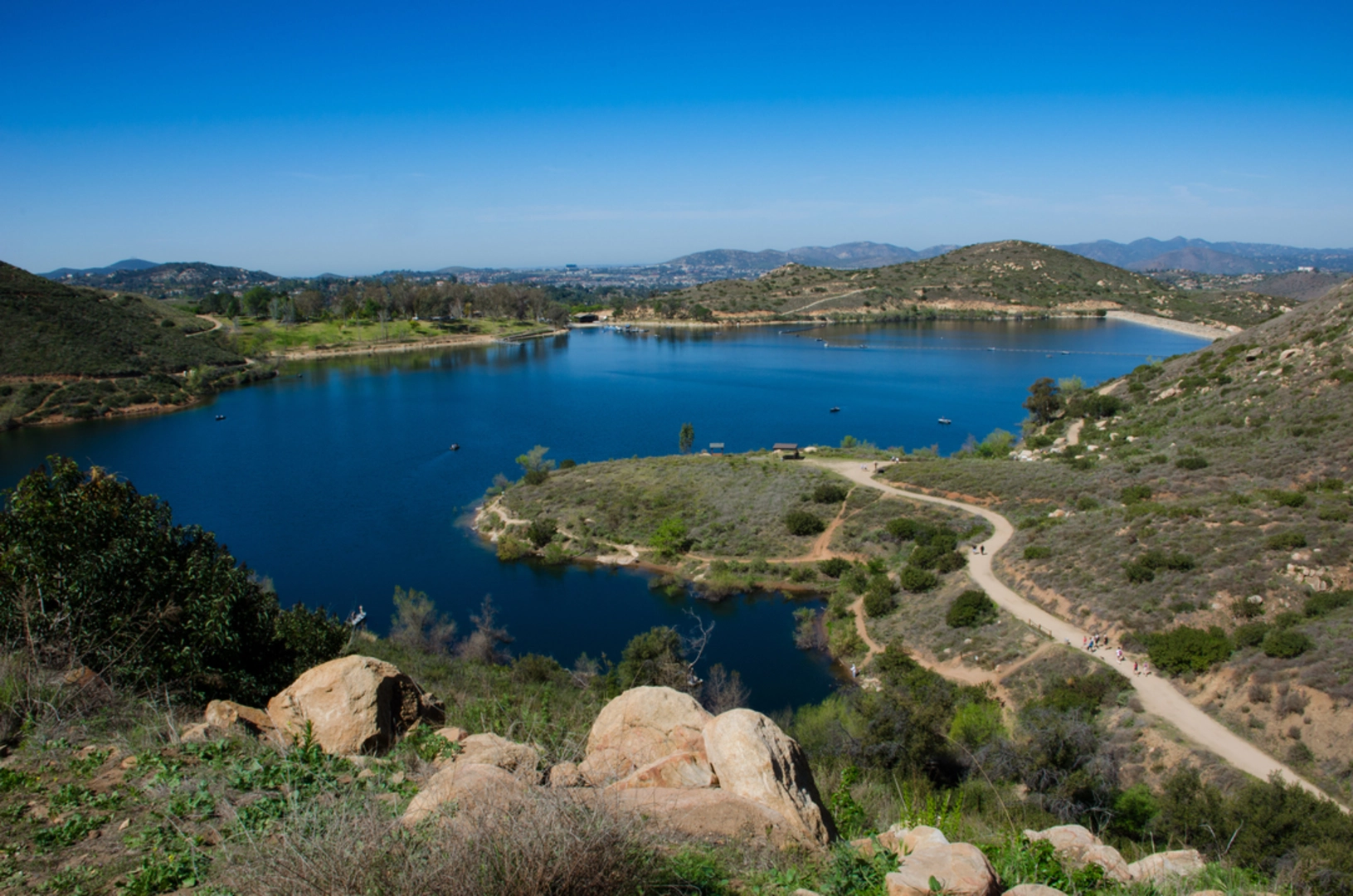 An image depicting the trail Lake Poway Loop Trail and its surrounding area.