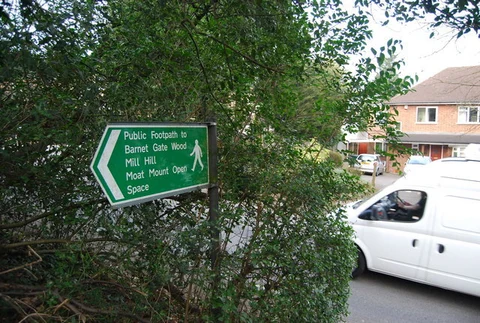An image depicting the trail Scratchwood and Moat Mount Open Space and its surrounding area.