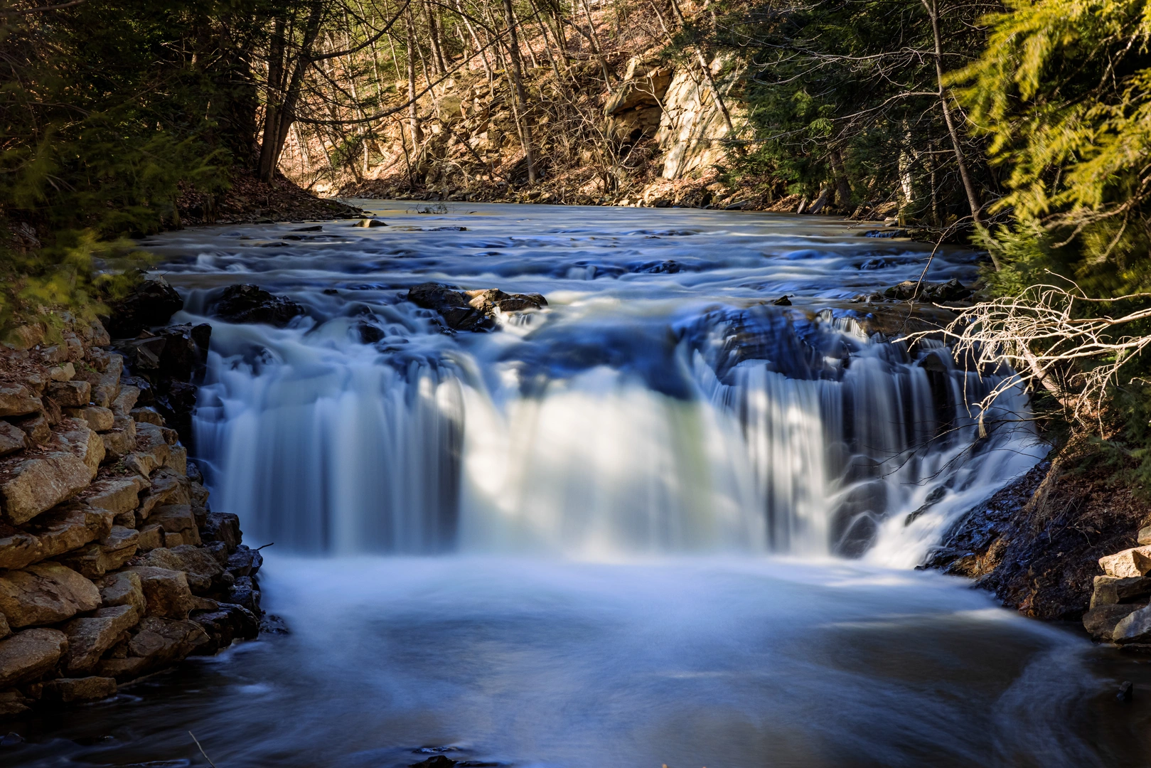 An image depicting the trail Sweet Arrow Lake and its surrounding area.