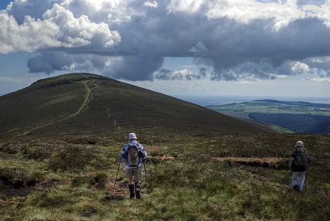 An image depicting the trail War Hill and Tonduff East Top Loop from Lough Tay and its surrounding area.