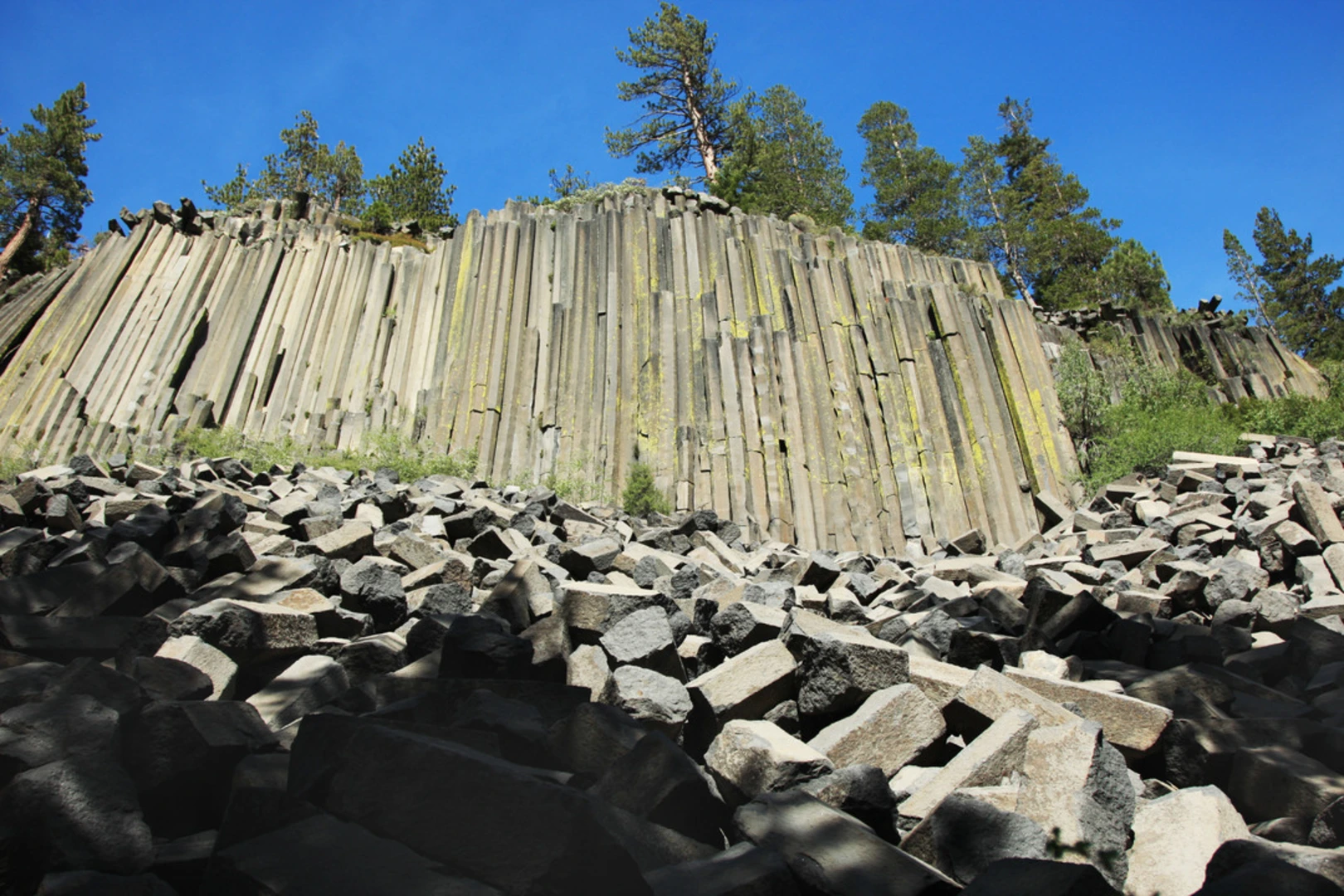An image depicting the trail Devils Post Pile Trail and its surrounding area.