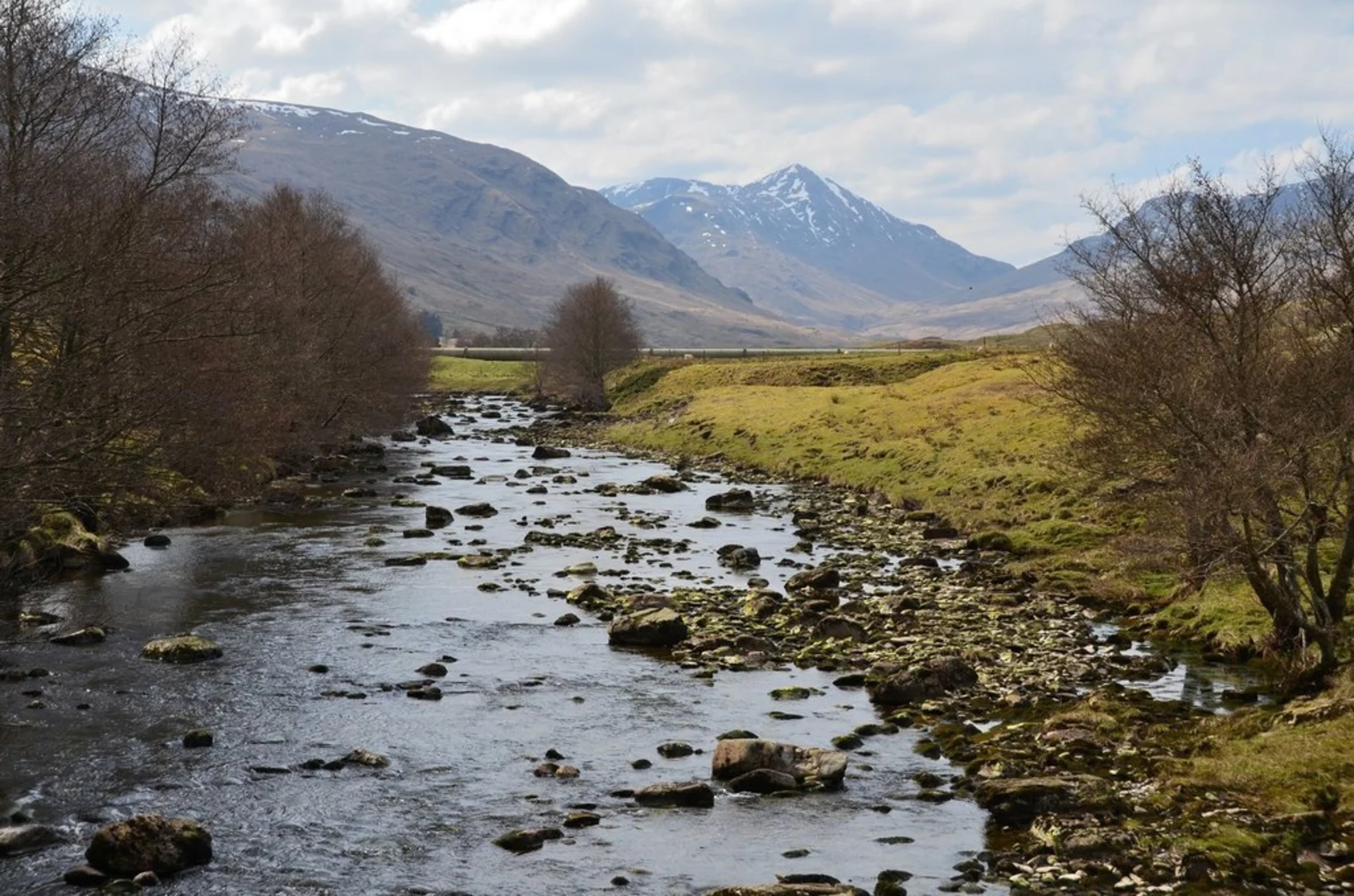 An image depicting the trail Meall Glas from Glen Lochay and its surrounding area.