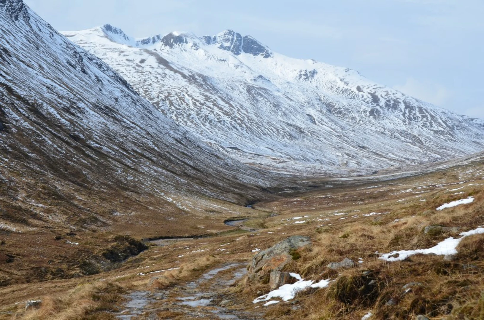 An image depicting the trail Ciste Dhubh via Am Bathach and its surrounding area.