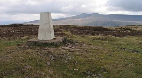 An image depicting the trail Craig Cerrig-Gleisiad a Fan Frynych Walk and its surrounding area.