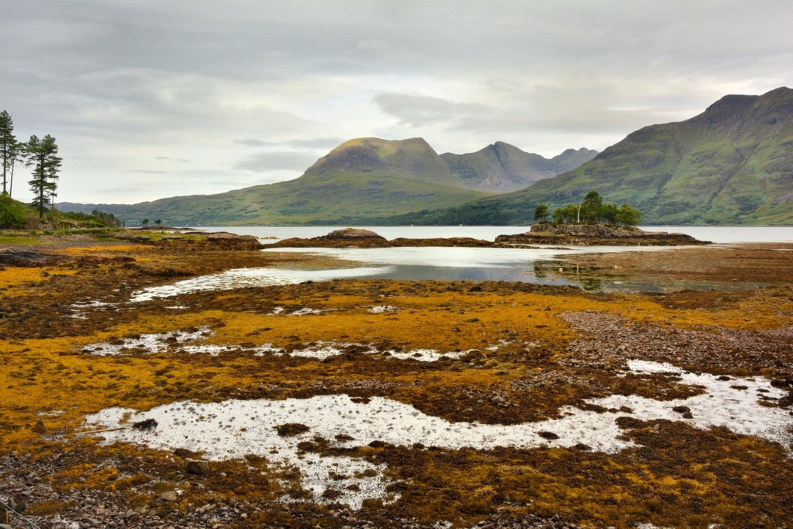 An image depicting the trail Beinn Liath Mhòr Fannaich and its surrounding area.