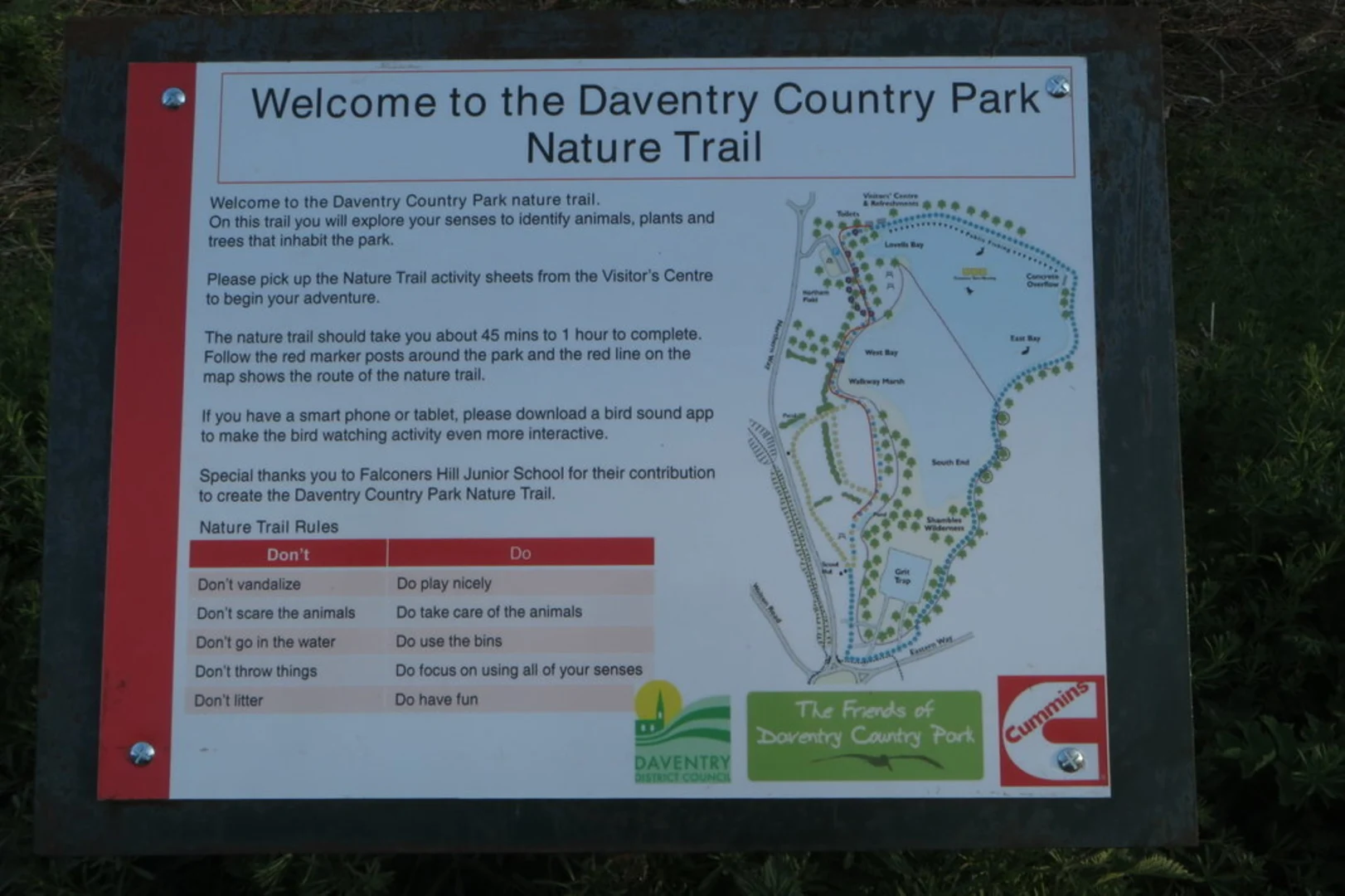 An image depicting the trail Daventry Country Park and its surrounding area.