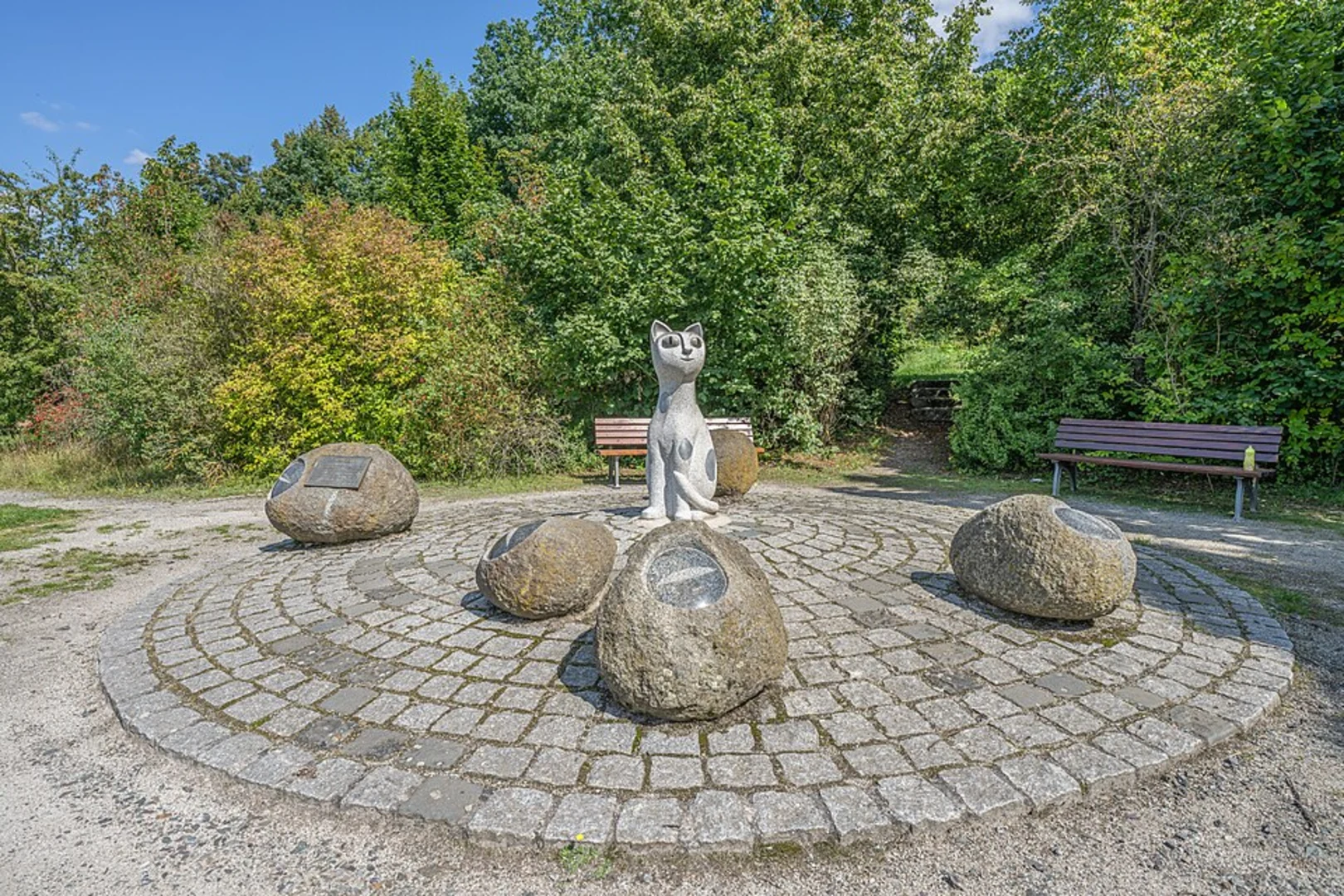 An image depicting the trail Theresienstein and Eichelberg Loop and its surrounding area.