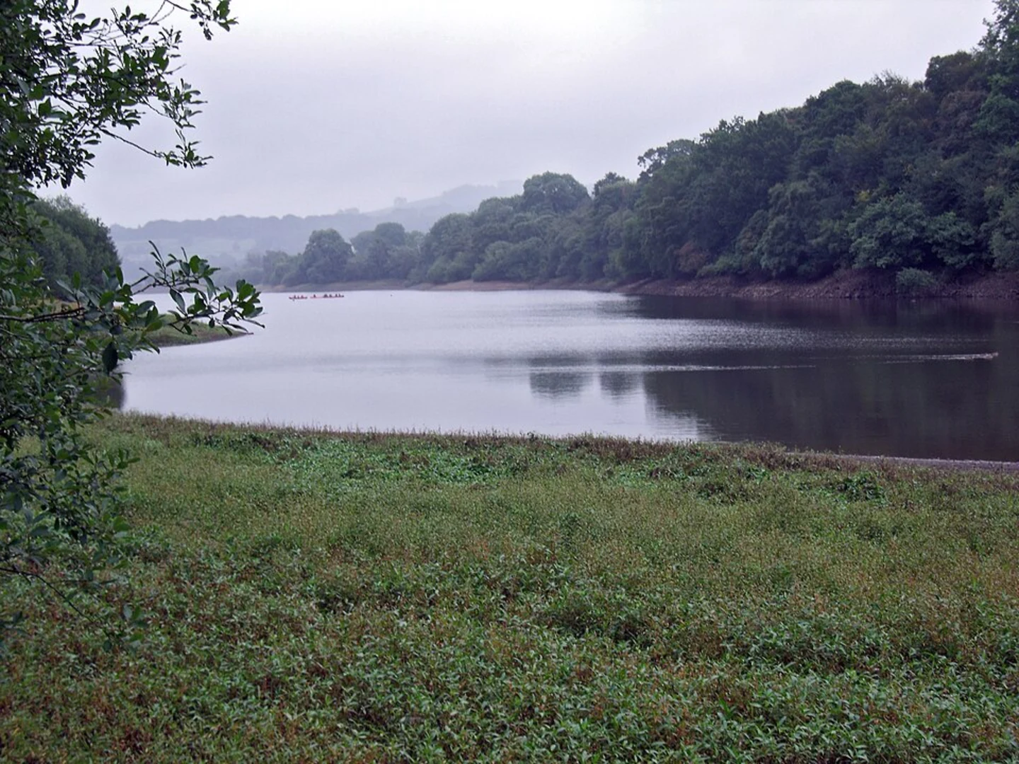 An image depicting the trail Kishfield Bridge and Slatersbank Wood via Toddbrook Reservoir and its surrounding area.
