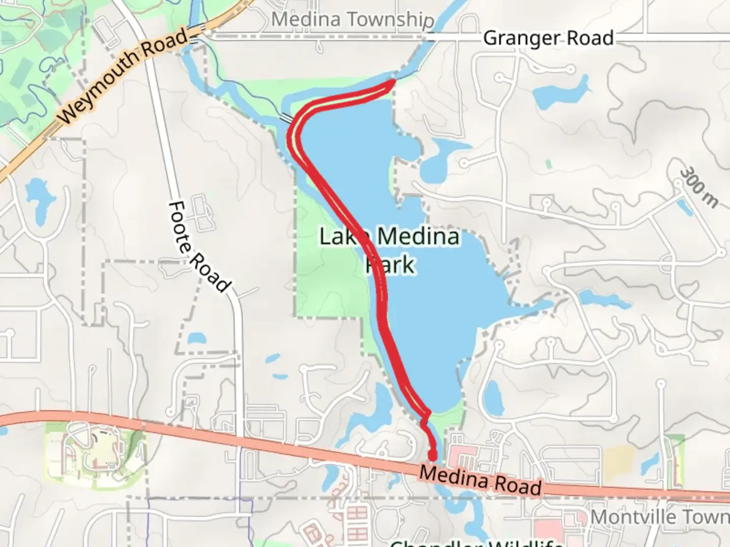 An image depicting the trail Lake Medina West Shore Loop Walk and its surrounding area.