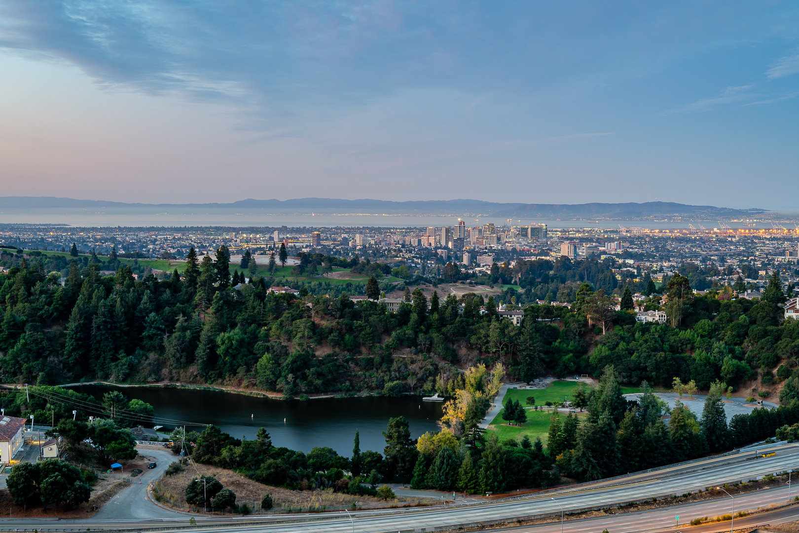 An image depicting the trail Lake Temescal Loop and its surrounding area.