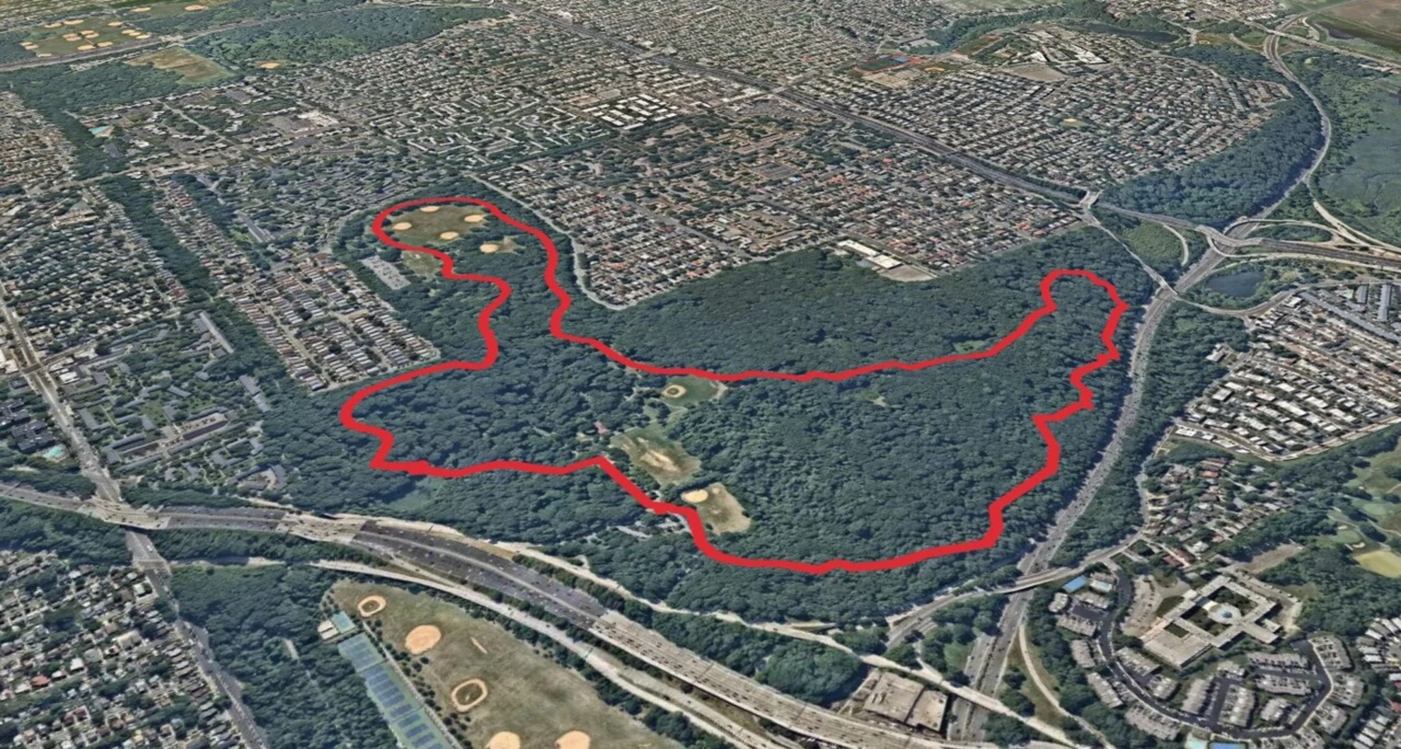 An image depicting the trail Alley Pond Park Trail Loop and its surrounding area.