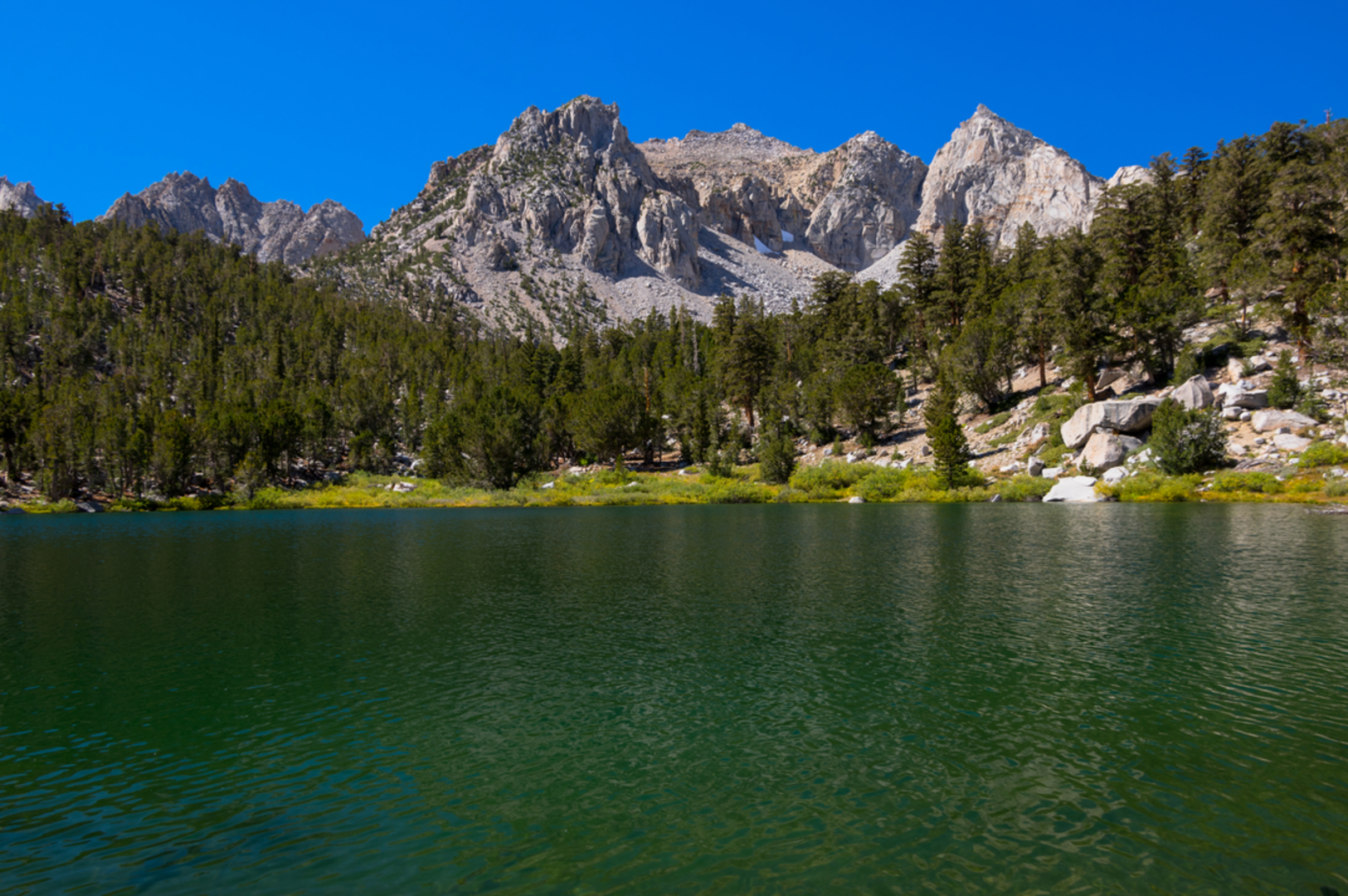 An image depicting the trail Gilbert and Flower Lake via Kearsarge Pass Trail and its surrounding area.