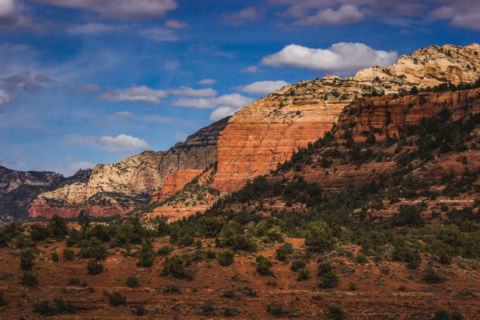 An image depicting the trail Vultee Arch Trail and its surrounding area.