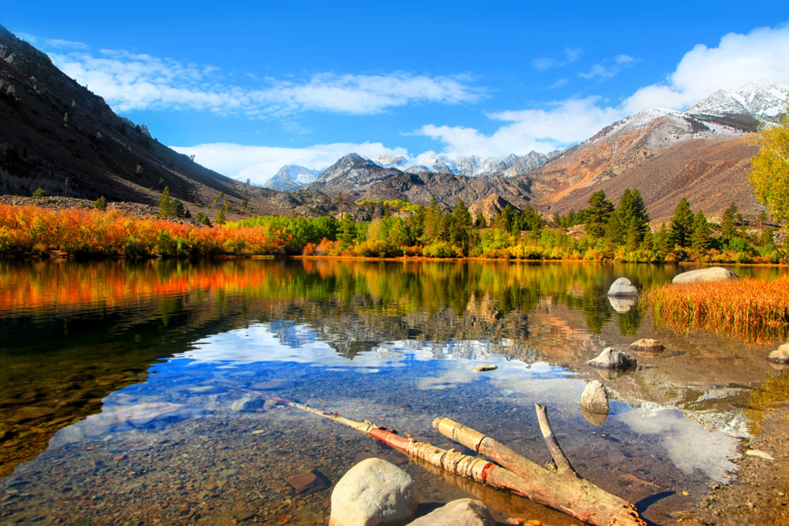 An image depicting the trail Emerald Lake and Blue Lake via Sabrina Basin Trail and its surrounding area.