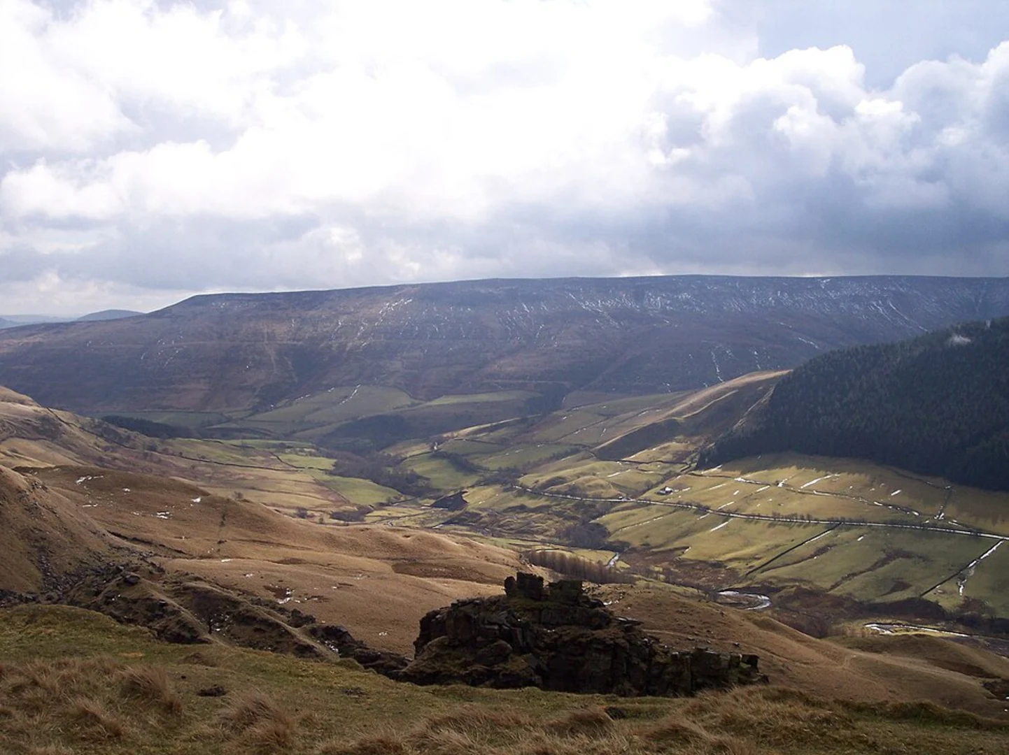 An image depicting the trail Bellhag Tor, Alport Castles and Rowlee Bridge Loop and its surrounding area.