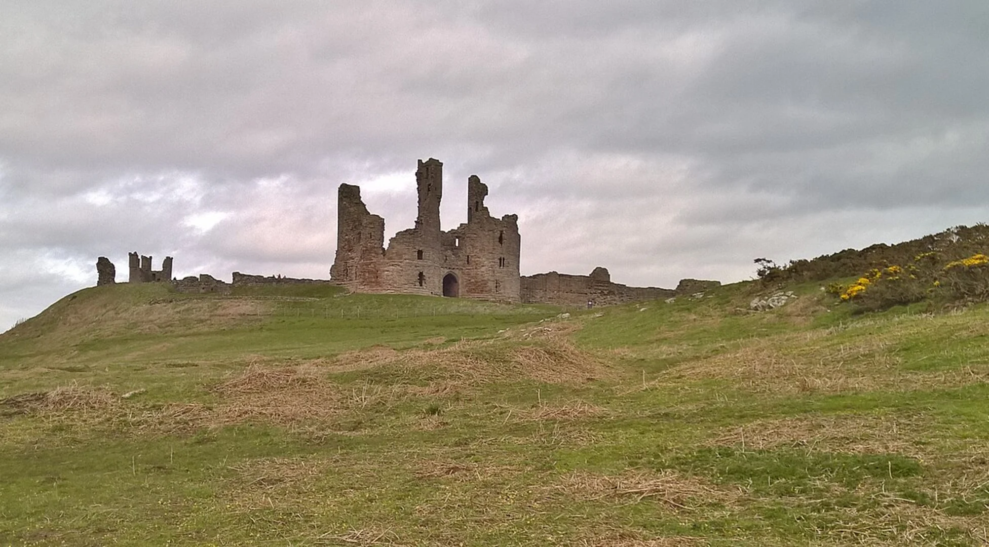 An image depicting the trail Dunstanburgh Castle Loop and its surrounding area.