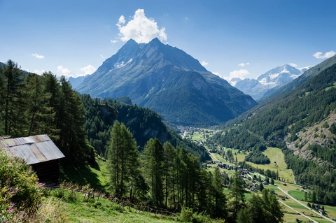 An image depicting the trail Chemin des villages d’Evolène and its surrounding area.