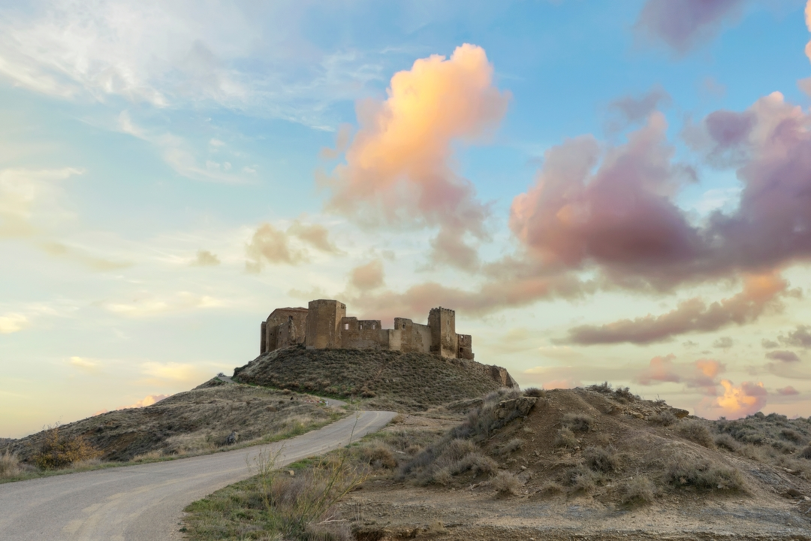 An image depicting the trail Huesca - Monteragón Castle PR HU 145 and its surrounding area.